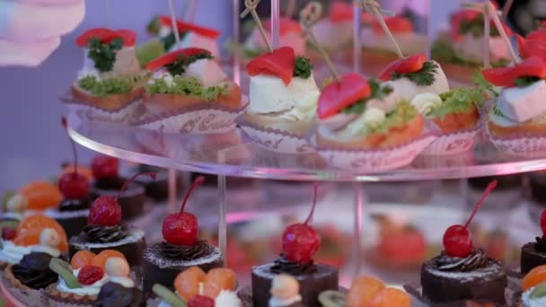 Delicioso postre de barra de caramelo de recepción de boda — Vídeos de Stock