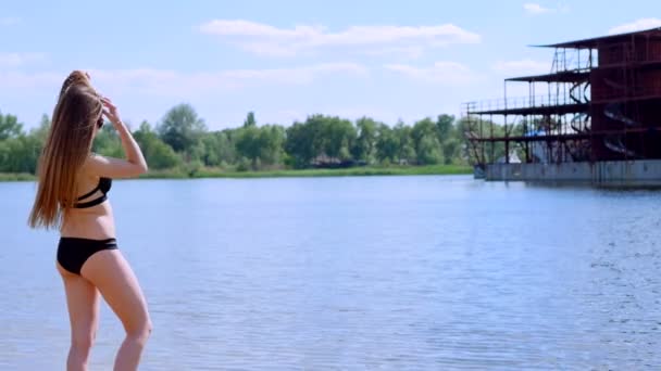 수영복에 아름 다운 여자 — 비디오