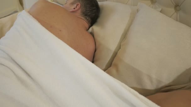 Beledigd paar ligt in bed — Stockvideo