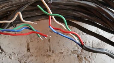 Duvar arka plan üzerinde elektrik kablosu