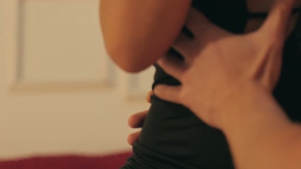 Uma jovem mulher entretém seu homem com brinquedos sexuais — Vídeo de Stock