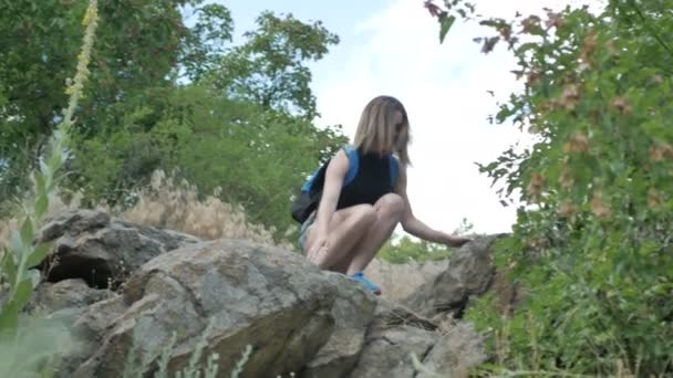 Hermosa chica joven excursionista — Vídeo de stock