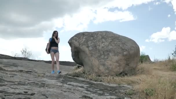 Nő túrázó a hegycsúcs — Stock videók