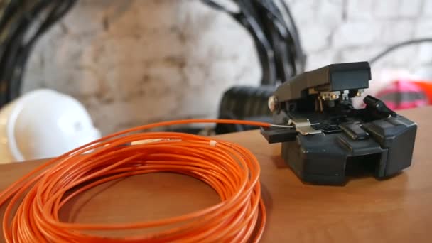 Установка интернет-кабеля — стоковое видео