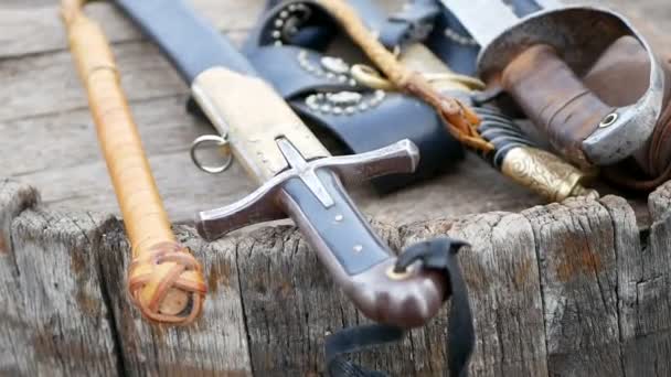 Spada cosacco con coltelli e cintura di spada . — Video Stock