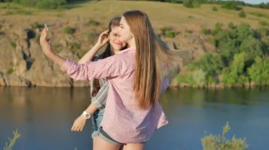 İki kız arkadaşım Park'ta fotoğraf çekmek. Kızlar selfie açık.