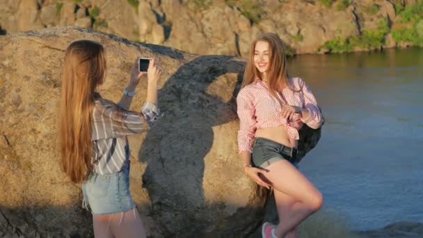 Дві щасливі подружки фотографують — стокове відео