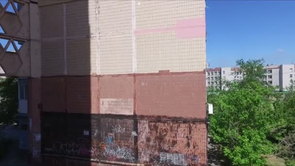 Levantamento aéreo de um edifício de apartamentos — Vídeo de Stock