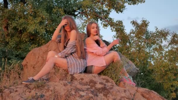 Maravillosas mujeres sonrientes mirando a la cámara y el viento moviendo su cabello — Vídeo de stock