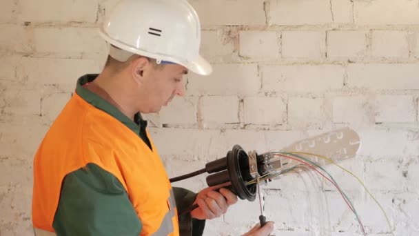 Ingeniero de telecomunicaciones trabajando — Vídeos de Stock