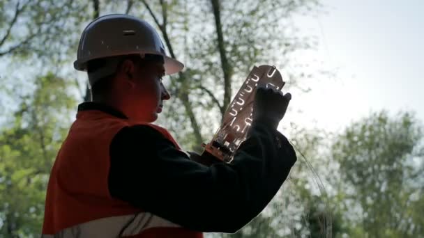 Telecommunications engineer working with optical coupling — Stock Footage Telecommunications engineer working with optical coupling Video Clip