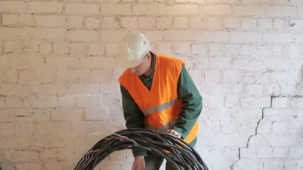 Casque de travailleur de câble de construction lors du contrôle de la bobine de fils — Video