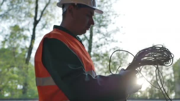 İnşaat kablo işçisi kask bobin telleri denetleme — Stok video