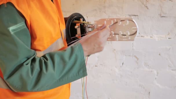 Technici instalují optická vlákna s kabelovými vazbami. — Stock video