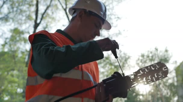 Engenheiro de telecomunicações trabalhando com acoplamento óptico — Vídeo de Stock