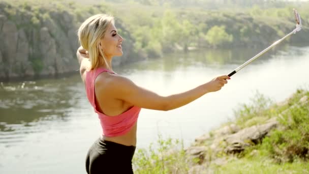 Sexy girl taking a self picture on a beautiful beach. — Stock Video