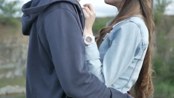 A young girl and her boyfriend are walking through — Stock Video