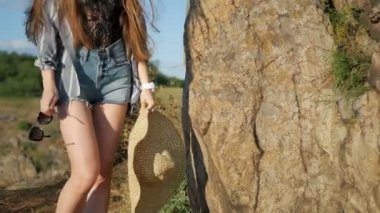 güzel mutlu kız rahat yürüyüş