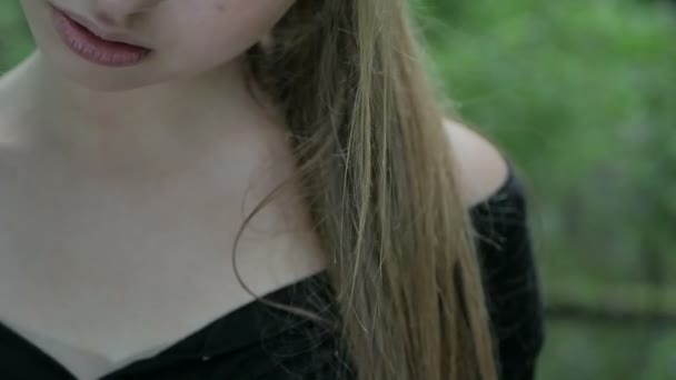 Ein Frauenkopf in einer Schleife, die im Wald hängt — Stockvideo