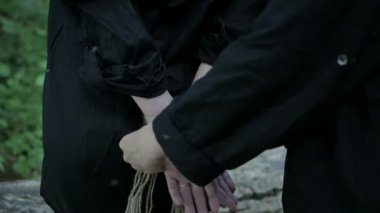 Çılgın kız bir kadının elleri iple bağlar