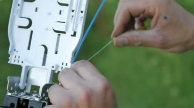 Teknisyenler kablo ile optik fiber kuruyorlar..