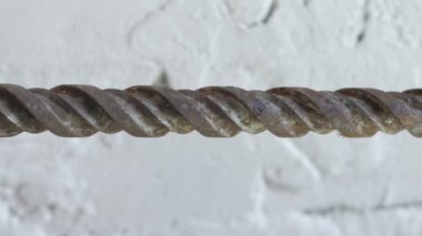 Metal ve paslı matkap üzerinde fırça