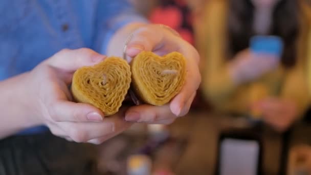 밀랍으로 만든 양초를 들고 있는 소녀 — 비디오