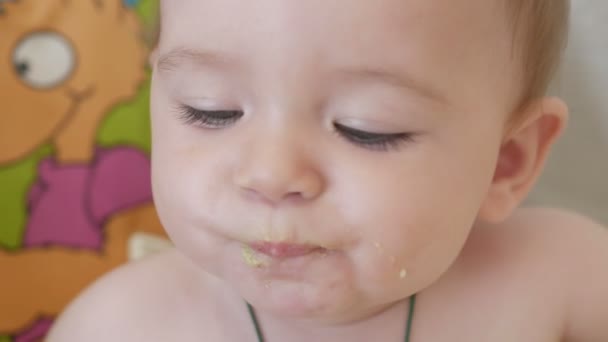 Мама кормит ребенка — стоковое видео