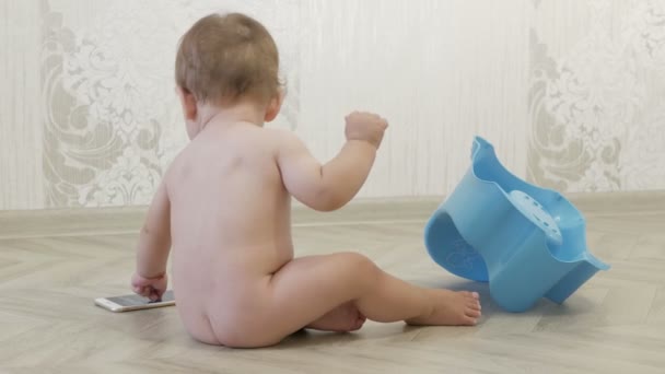 Il bambino accanto alla pentola — Video Stock