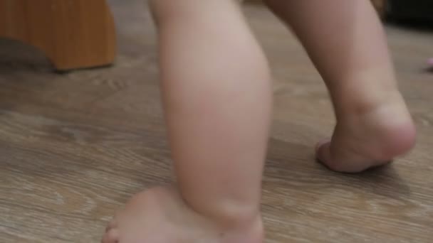 The feet of a child who learns to walk — 图库视频影像