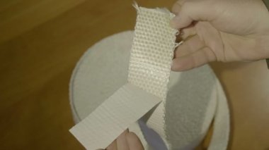 Erkeklerin elleri eğri büğrü, yanıcı olmayan bir kumaşı tutar.