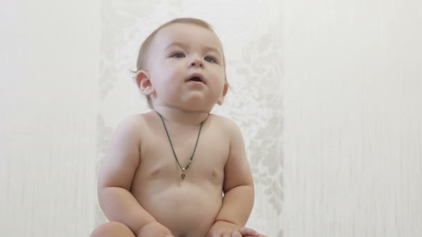 A child sitting on a pot — Stock Video