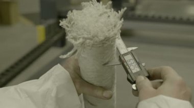 Kadın ana vernier ölçekli önlemleri alır.