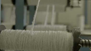 Bir tekstil fabrikasında rafüzerinde iplikler ile iplikler.