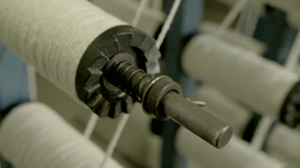 Carretéis de fio em uma fábrica de têxteis — Vídeo de Stock