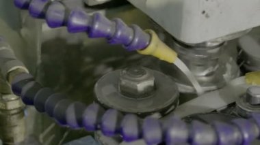Sondaj makinesinin hareketi. Endüstriyel inşaat fabrikasında çelik ve su soğutma bölümü..