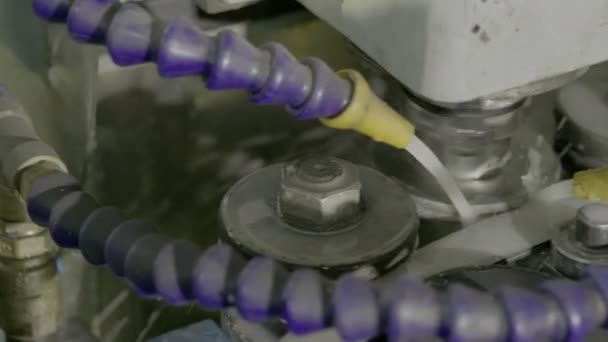Bewegung der Bohrmaschine. Bohren von Stahl- und Wasserkühlungsteil in Fabrik für Industriebau. — Stockvideo