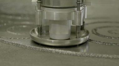 Kıvılcımlı endüstriyel lazer kesici.