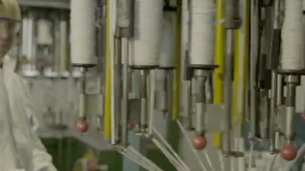 Виробництво скловолокна - виробництво композитної арматури — стокове відео