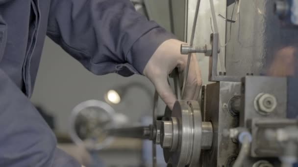 Moto della perforatrice. Foratura parte in acciaio e raffreddamento ad acqua nella fabbrica di costruzioni industriali . — Video Stock