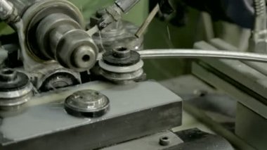 Sondaj makinesinin hareketi. Endüstriyel inşaat fabrikasında çelik ve su soğutma bölümü..