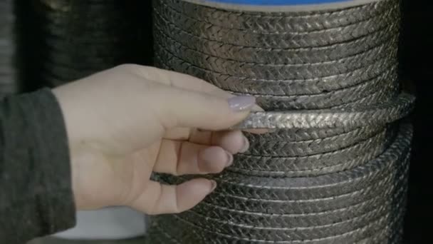 Las manos femeninas sostienen el producto terminado en una cuerda . — Vídeos de Stock