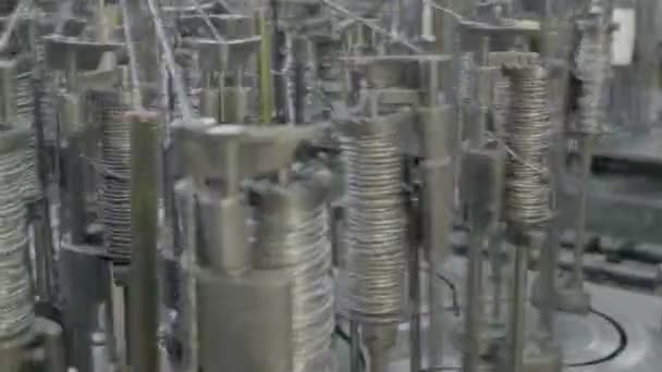 Machine à coudre industrielle automatique pour tricoter une tresse de câble incombustible .