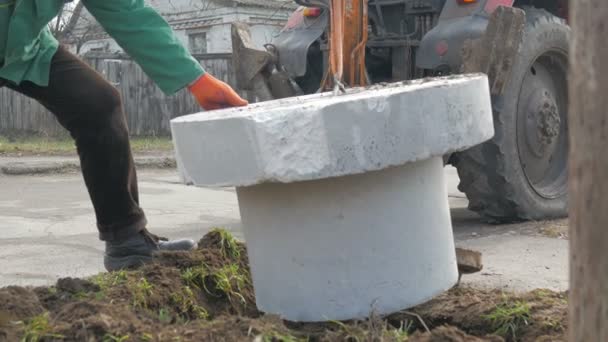 Kablo millerinin kapakları yerleştirildi. Bir kazıcı çekici kullanarak. — Stok video