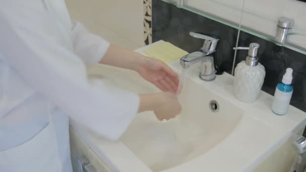 Медсестра моет руки, дезинфицирует руки, коронавирус . — стоковое видео