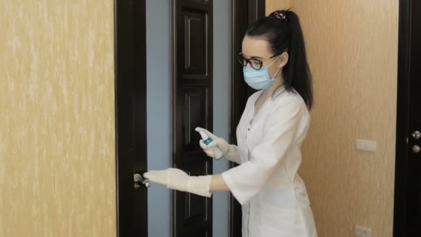 Продезинфицируйте дверную ручку антибактериальным раствором в больничном карантине — стоковое видео