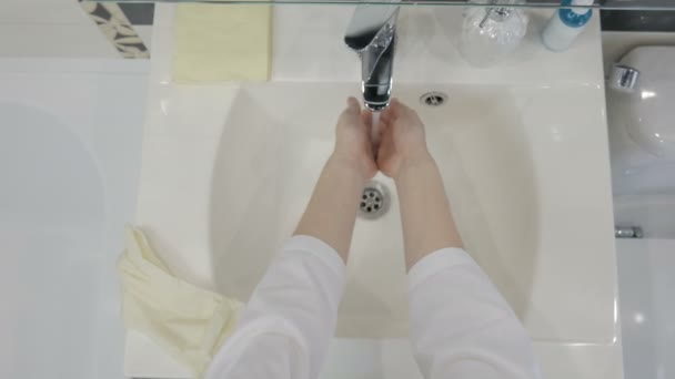 COVID-19 Uma enfermeira lava um amigo. higienizador das mãos, coronavírus . — Vídeo de Stock