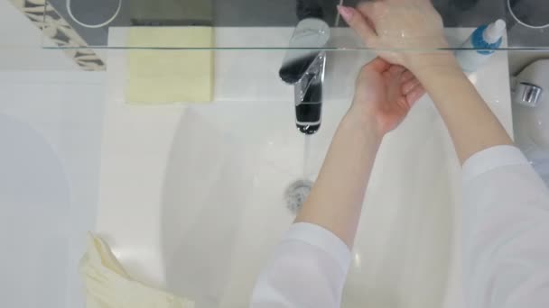 COVID-19 Une infirmière lave un ami. désinfectant pour les mains, coronavirus . — Video