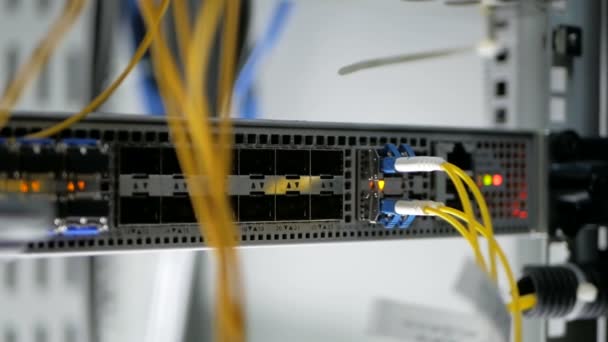 Fermer la fibre optique dans la salle des serveurs .