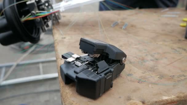 Машина для сварки волокон, используемая для подключения оптоволоконного кабеля — стоковое видео